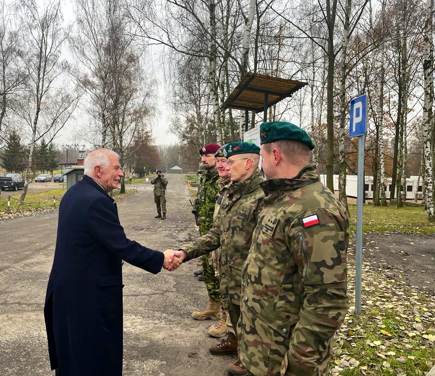 Josep Borrell Fontelles: Ich besuche heute einen Ausbildungsstandort unserer neuen EU-Ausbildungsmission für ukrainische Soldaten EUMAM. Ich werde die erste Gruppe von Auszubildenden von insgesamt 15.000 Soldaten treffen, die von EUMAM ausgebildet werden. Dankbar an Polen für die Ausrichtung eines bedeutenden Teils des Trainings auf polnischem Boden