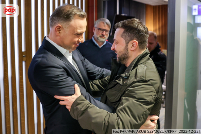 Laut dem Leiter des Büros des Präsidenten, Paweł Szrot, dauerte das Gespräch zwischen den Präsidenten Selenskyj und Duda zwei Stunden. und verlief in freundlicher Atmosphäre. Die Präsidenten trafen sich am Flughafen in Jasionka. Sie sprachen über Unterstützungspläne für die Ukraine und die polnisch-ukrainischen Beziehungen