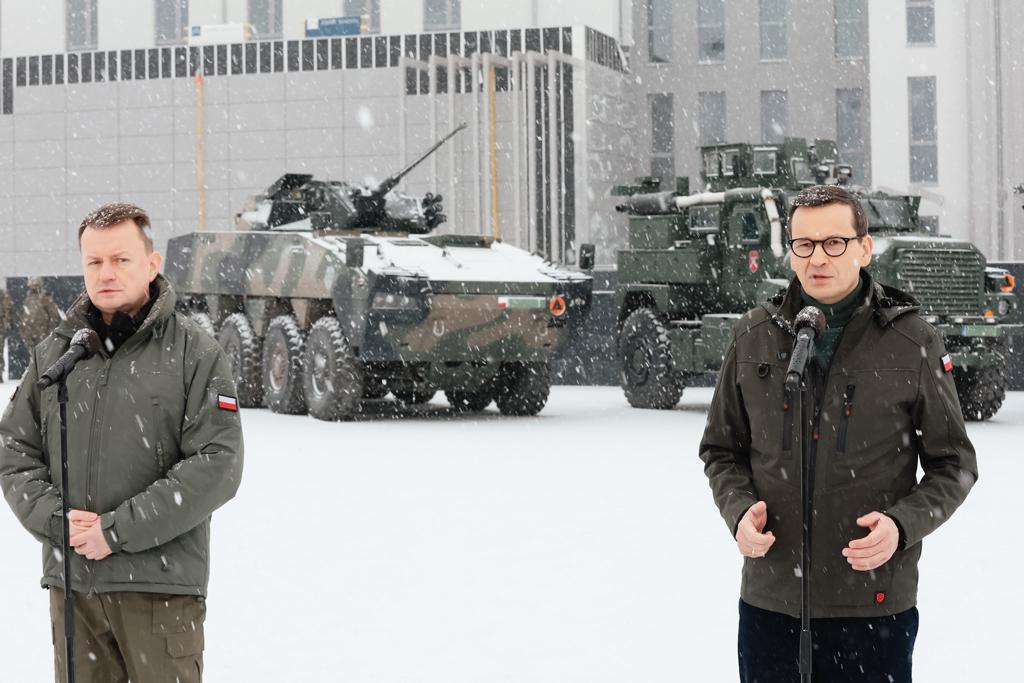Prime Minister @MorawieckiM at @Zelazna_Dywizja in Siedlce: The liquidation of military units by the previous rulers, especially in eastern Poland, was a strategy of chaos and naivety. We bring the latest equipment to Poland and produce our own - like Kraby and Pioruny