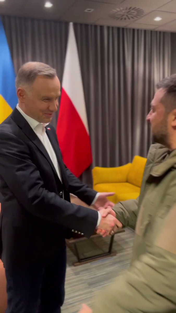 Auf seinem Weg zurück in die Ukraine traf Präsident @ZelenskyyUa den polnischen Präsidenten @AndrzejDuda in Rzeszów im Südosten Polens