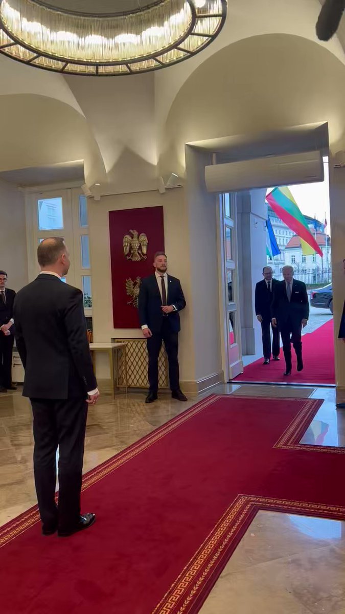 Polen ist Gastgeber des Bucharest Nine B9 Summit von 9 NATO-Ostflankenstaaten. Präsident Biden @potus ist auch als Zeichen des amerikanischen Engagements für die US-Militärpräsenz in dieser Region anwesend