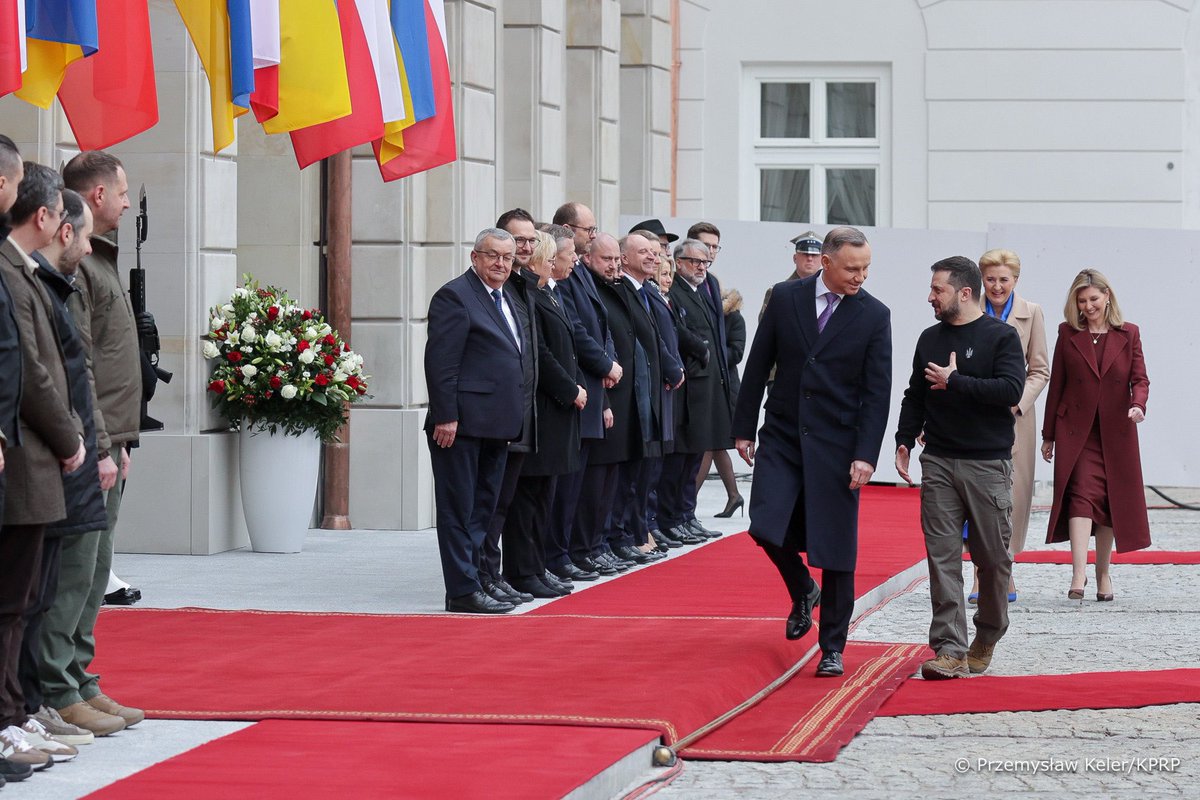Präsident der Ukraine Selenskyj hat sich während eines offiziellen Besuchs mit Präsident Polens Duda in Warschau getroffen