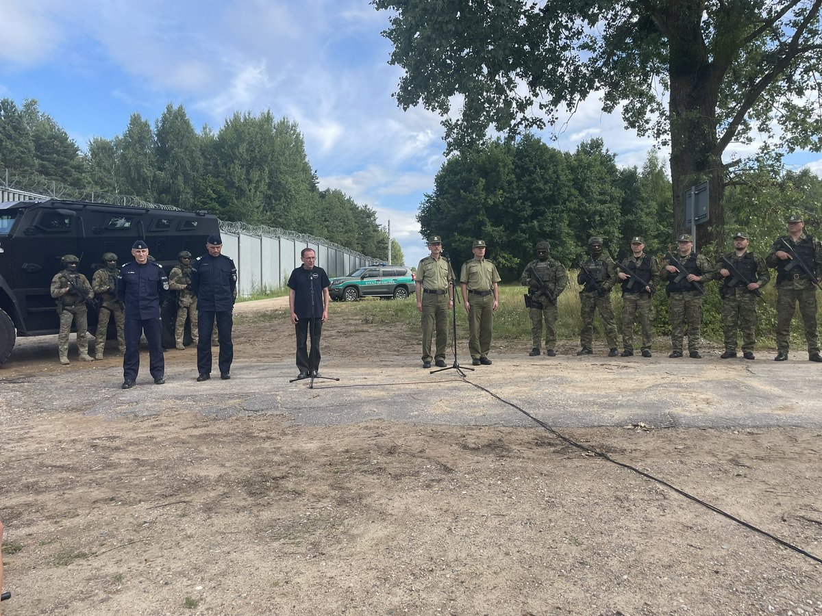 Poland's interior minister says around 1k-1,2k Wagner mercenaries currently at the Osipovichi military camp in Belarus plus dozens of wagnerists at the Brest military training range with no heavy military equipment with them. We won't let little green men run around the border here - stated @Kaminski_M_Na