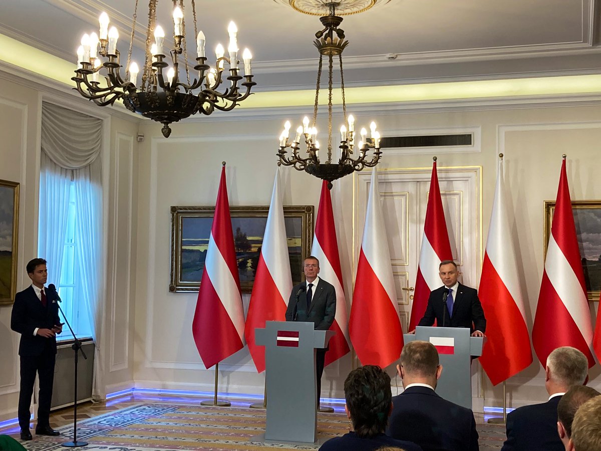 Präsident @andrzejduda nach Gesprächen im Belweder-Palast mit dem Präsidenten Lettlands @edgarsrinkevics: Die wichtigsten Sicherheitsfragen, unsere Grenzen werden von Weißrussland hybrid angegriffen, daran haben wir keinen Zweifel in der Zusammenarbeit mit Russland