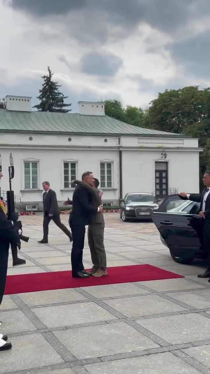 Präsident @AndrzejDuda traf sich vor seiner Abreise zum NATO-Gipfel im Schloss Belvedere mit dem Präsidenten der Ukraine @ZelenskyyUa