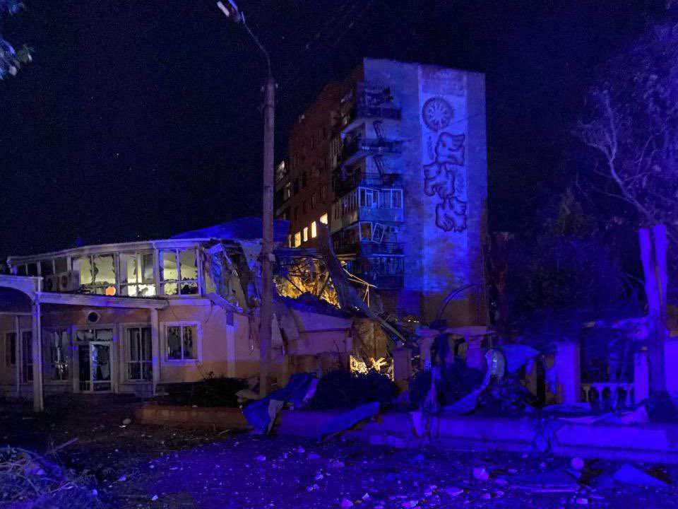 Polnische Journalistin Monika Andruszewska durch Iskander-Rakete in Kramatorsk im Donbass verletzt. Die Rakete traf das Hotel, in dem @Reuters-Journalisten lebten