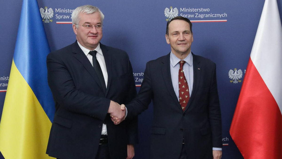 Radosław Sikorski bei einer gemeinsamen Konferenz mit dem Leiter des ukrainischen Außenministeriums: „Die Ukraine bestätigt, dass es keine Hindernisse für die Durchführung von Such- und Exhumierungsarbeiten auf ihrem Territorium gibt und erklärt ihre Bereitschaft, Anträge in diesen Angelegenheiten positiv zu prüfen.