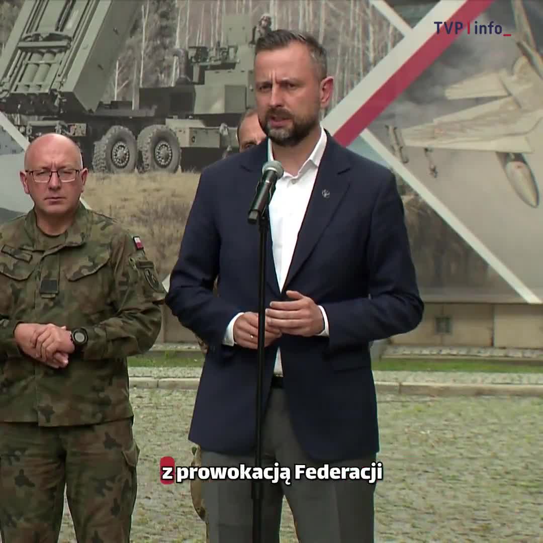 ولادیسلاو کوزینیاک-کامیش، معاون نخست وزیر، در یک کنفرانس مطبوعاتی گفت: بار دیگر، ما با یک اقدام تحریک‌آمیز از سوی فدراسیون روسیه مواجه هستیم. او تأکید کرد که شیئی که حریم هوایی لهستان را نقض کرده، روسی بوده است.
