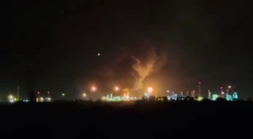 Un incendie accompagné de multiples explosions a ravagé la raffinerie du géant pétrolier hongrois MOL à Százhalombatta lundi soir. La cause reste inconnue. L'incendie s'est produit quelques heures seulement après une explosion survenue plus tôt dans la journée à la raffinerie roumaine Lukoil à Ploiești. Vidéo de Százhalombatta par @444hu