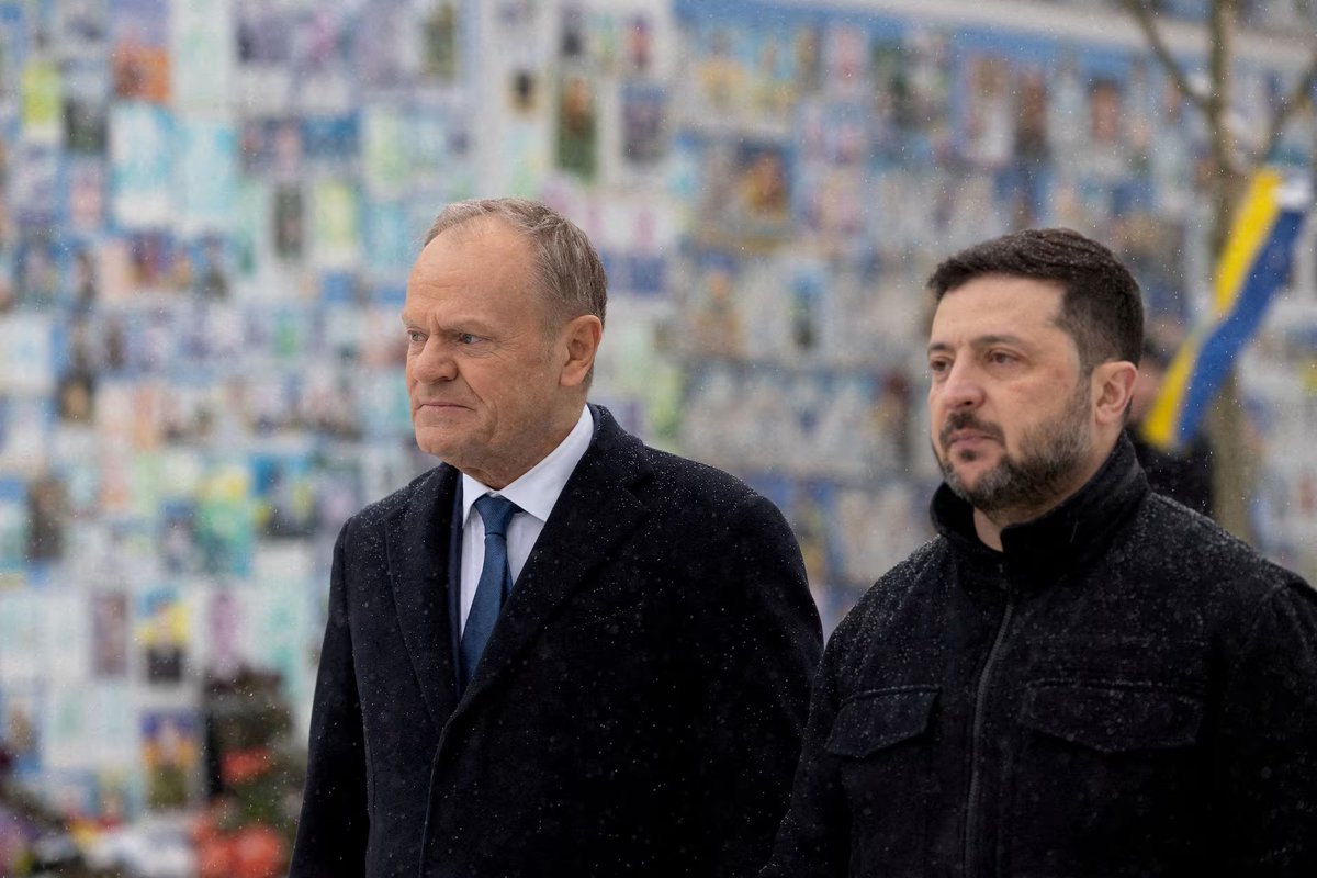 Le Premier ministre polonais, Tusk, a déclaré avoir reçu une information précise de la part du directeur de la CIA, Ratcliffe, concernant les événements à venir dans les prochains mois, et a révélé que les services polonais et ukrainiens avaient conjointement évité une menace directe à un point de passage de la frontière entre la Pologne et l'Ukraine durant la nuit. Il n'a pas précisé le point de passage ou le type de menace.