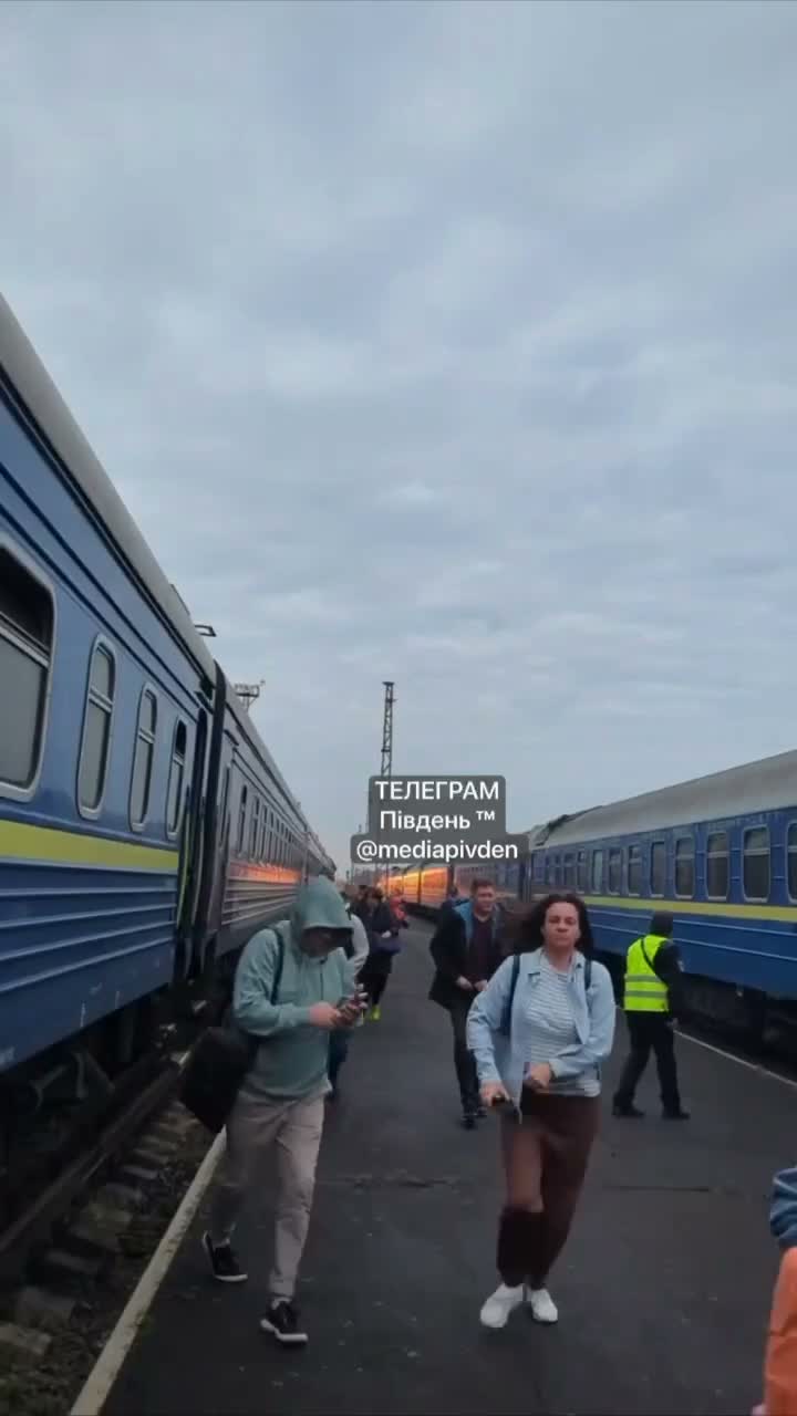 Drone russe frappe un train de passagers reliant Kyiv à Varsovie, à 2 kilomètres de la frontière.