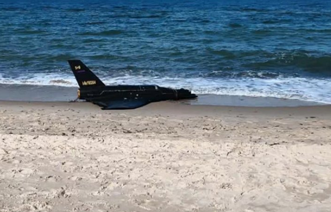 Les forces militaires polonaises ont récupéré un drone dérivant dans la mer Baltique près de Jarosław. La zone se trouve à proximité des terrains d'entraînement de l'Armée de l'Air polonaise à Wick Morski. TVN24 a publié des images du drone récupéré, et nous pouvons confirmer avec une certitude de 100 % qu'il s'agit d'un drone de type Gerber.